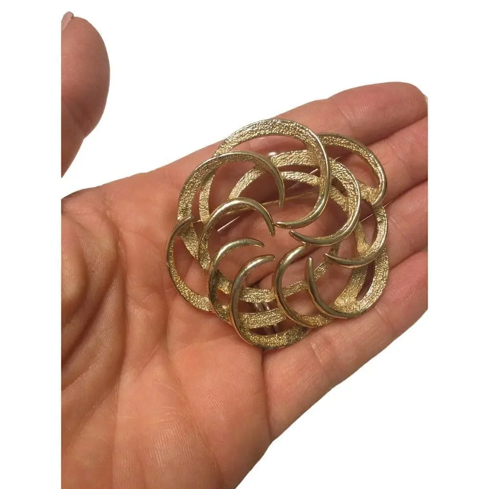 Vintage Sarah Coventry tailored swirl brooch gold tone‎ pin signed MCM retro 2